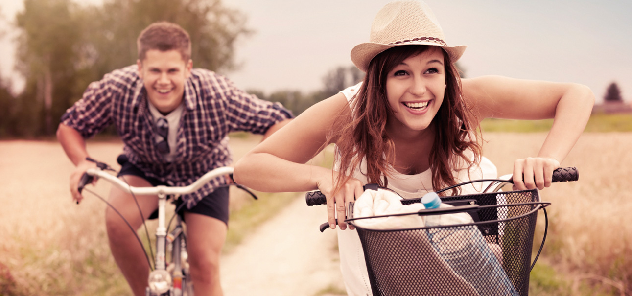 pareja montando en bicicleta de alquiler de Port Bike Mallorca
